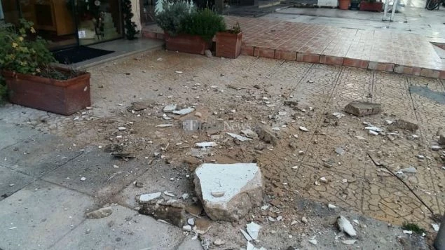 Κρήτη: Ξεκόλλησε ολόκληρο κομμάτι από μπαλκόνι και έπεσε στο πεζοδρόμιο (Εικόνες)